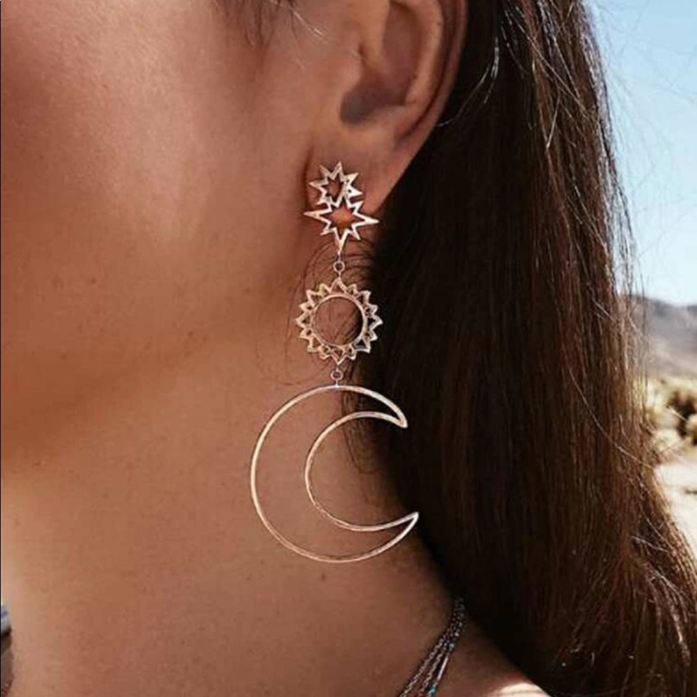 • Tori • Mismatched Moon + Sun Earrings - Picture 2 of 5